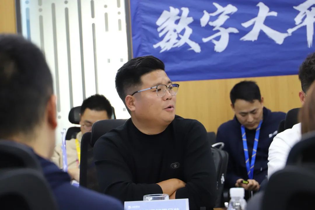 張總積極為大家解答疑惑.jpg 張總積極為大家解答疑惑.jpg