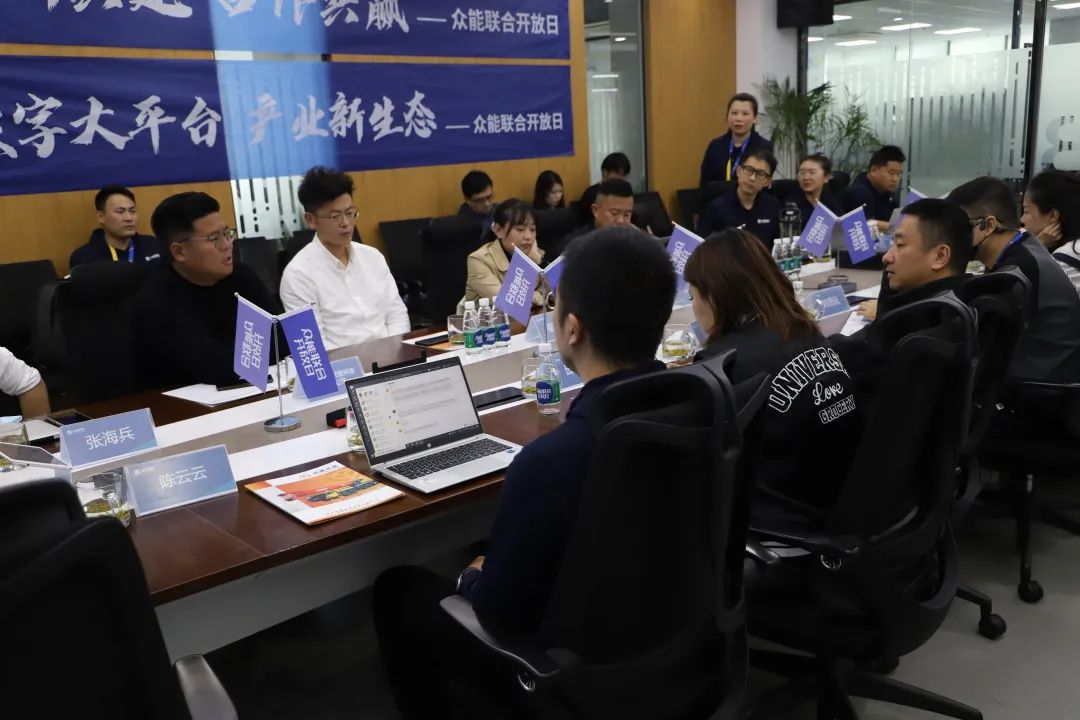積極解答商戶問(wèn)題.jpg 積極解答商戶問(wèn)題.jpg